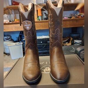 New in box Ariat boots size 9
